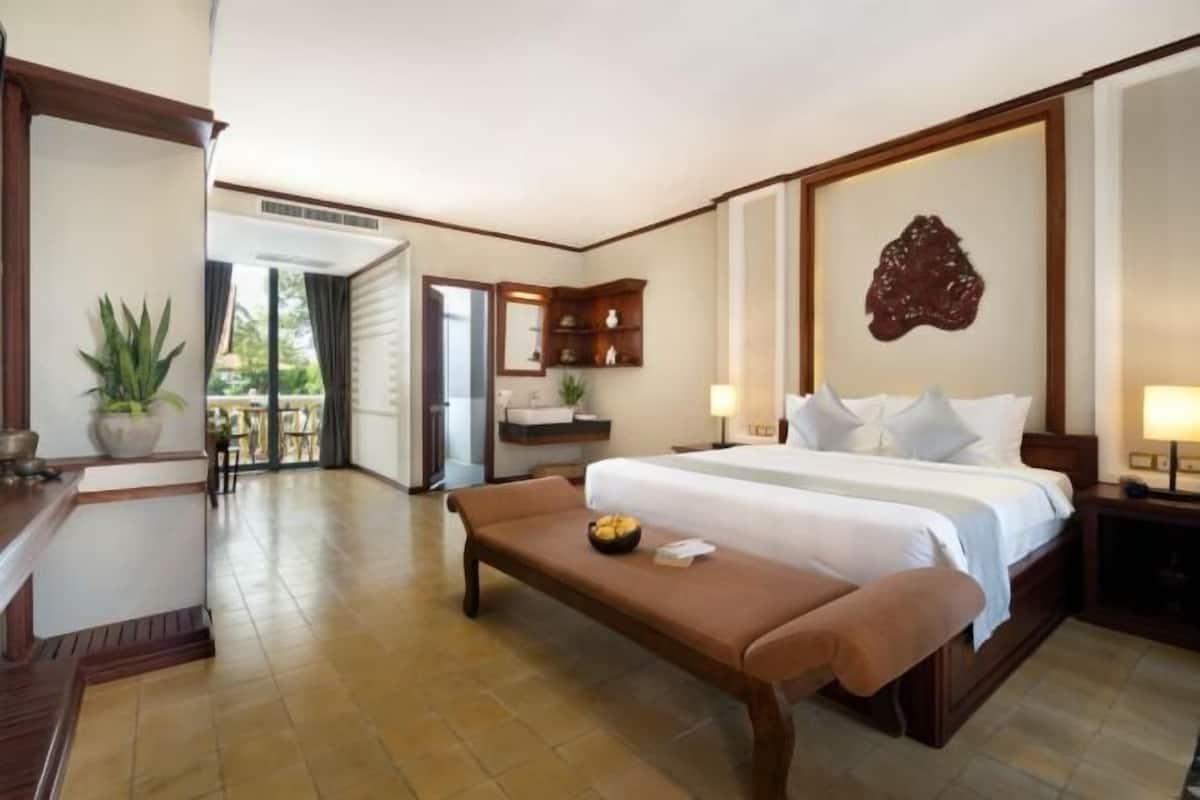 Premium bedding, down comforters, pillowtop beds, minibar