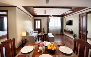 Appartement Affaires, 2 chambres, vue sur la ville | Literie de qualité, couette en duvet, lit avec matelas à plateau-coussin