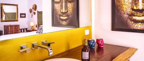 Bruser, hårtørrer, håndklæder, Sæbe