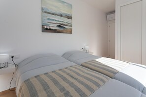 2 bedrooms, iron/ironing board, internet