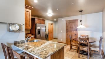 Condo, 1 Bedroom | Private kitchen | Toaster