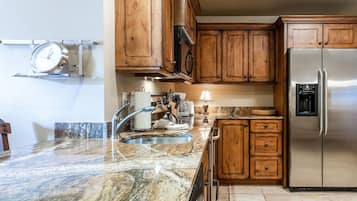 Condo, 1 Bedroom | Private kitchen | Toaster