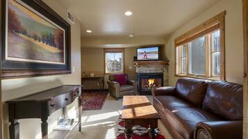 Condo, 1 Bedroom | Living area