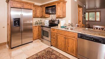 Condo, 1 Bedroom | Private kitchen | Toaster