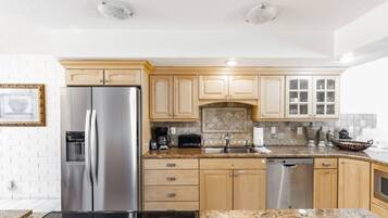 Condo, 3 Bedrooms | Private kitchen