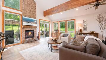 Condo, 3 Bedrooms | Living area