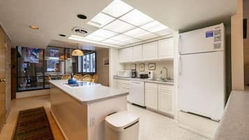 Condo, 3 Bedrooms | Private kitchen