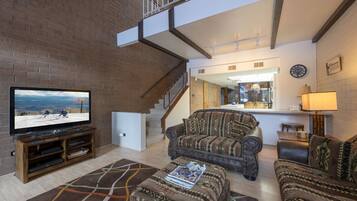 Condo, 3 Bedrooms | Living area