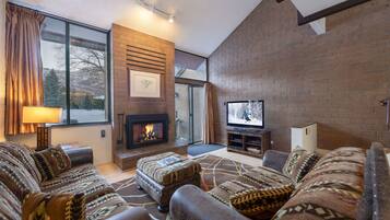 Condo, 3 Bedrooms | Living area