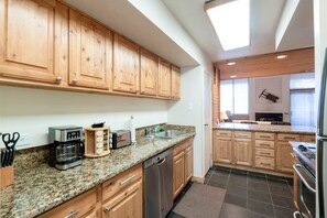 Condo, 3 Bedrooms | Private kitchen