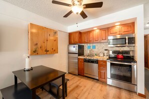 Condo, 1 habitación | Cocina privada | Refrigerador, cafetera y tetera y tostadora