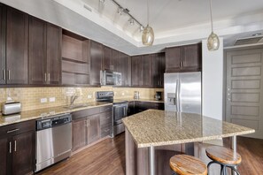 Fridge, microwave, oven, stovetop - Tasteful Domain 2BR w/ Gym, Pool & W/D, nr restaurants, by Blueground (Austin)