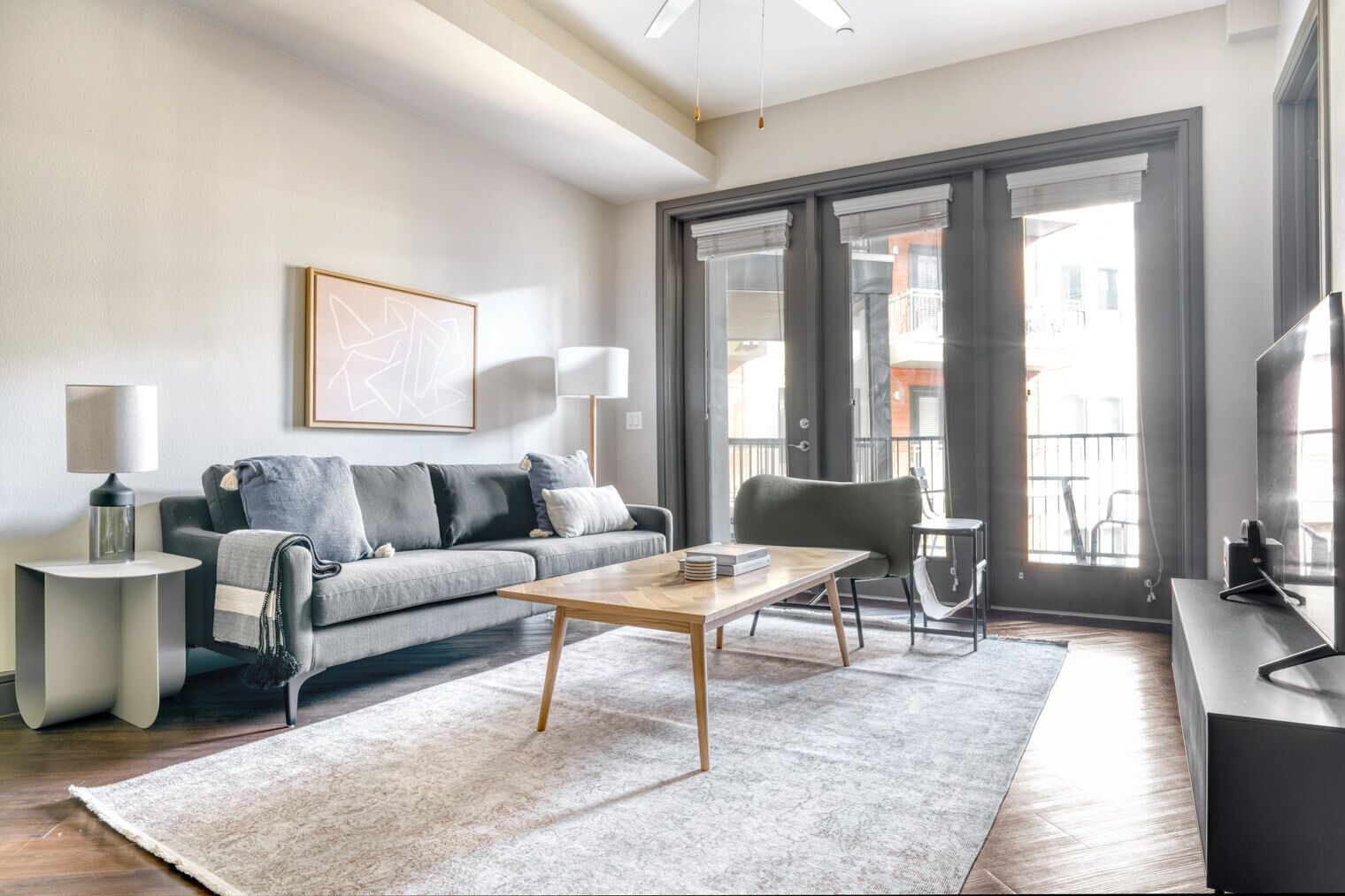 Een televisie en een stereo