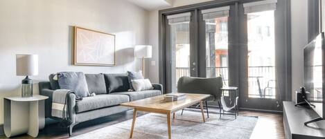 Een televisie en een stereo