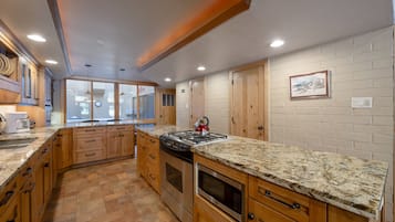 Condo, 3 Bedrooms | Private kitchen