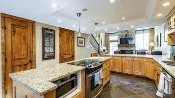 Condo, 2 Bedrooms | Private kitchen