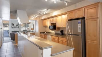 Condo, 4 Bedrooms | Private kitchen