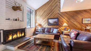 Condo, 3 Bedrooms | Living area