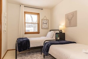 3 Schlafzimmer, Reisekinderbett, kostenloses WLAN, Bettwäsche