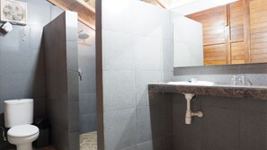 Standard Room | Bathroom | Free toiletries, hair dryer, bidet, towels - Mangrove Beach Hut Lembongan (Lembongan Island)