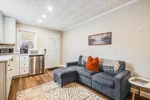 TV - Cozy Blowing Rock Retreat: 1BR, Free Parking (Blowing Rock)