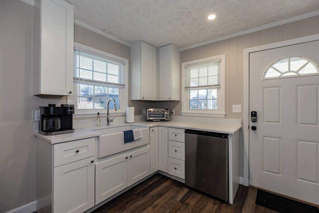 Réfrigérateur, micro-ondes, cafetière/bouilloire