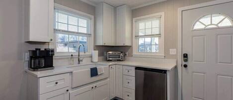 Réfrigérateur, four à micro-ondes, cafetiÚre-théiÚre