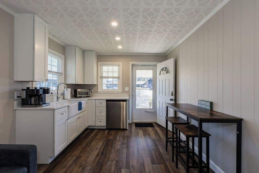 Refrigerador, microondas, cafetera y tetera y utensilios de cocina 