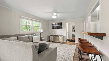 Een televisie en een open haard