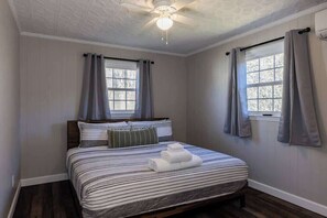 5 bedrooms, iron/ironing board, WiFi, bed sheets