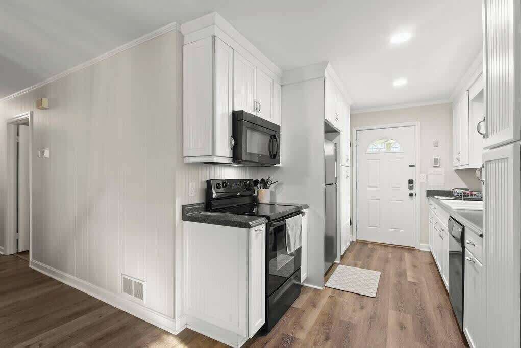 Een koelkast, een magnetron, een oven, een kookplaat