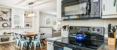 Kjøleskap, mikrobølgeovn, ovn og kokeplater