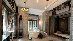 Una habitación amplia con cama, una mesa de comedor y una chimenea.