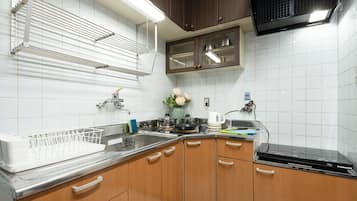 Casa básica | Cocina privada | Refrigerador, parrilla de estufa y tetera eléctrica