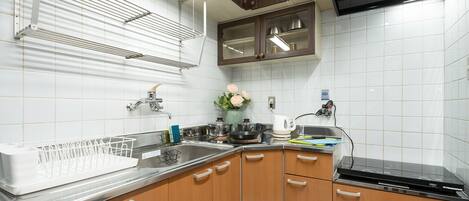 Basic House | Private kitchen | Fridge, stovetop, electric kettle, cookware/dishes/utensils