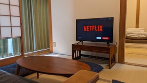 ベーシック ハウス | リビング エリア | 32 インチのスマートテレビ (デジタル放送視聴可)、テレビ