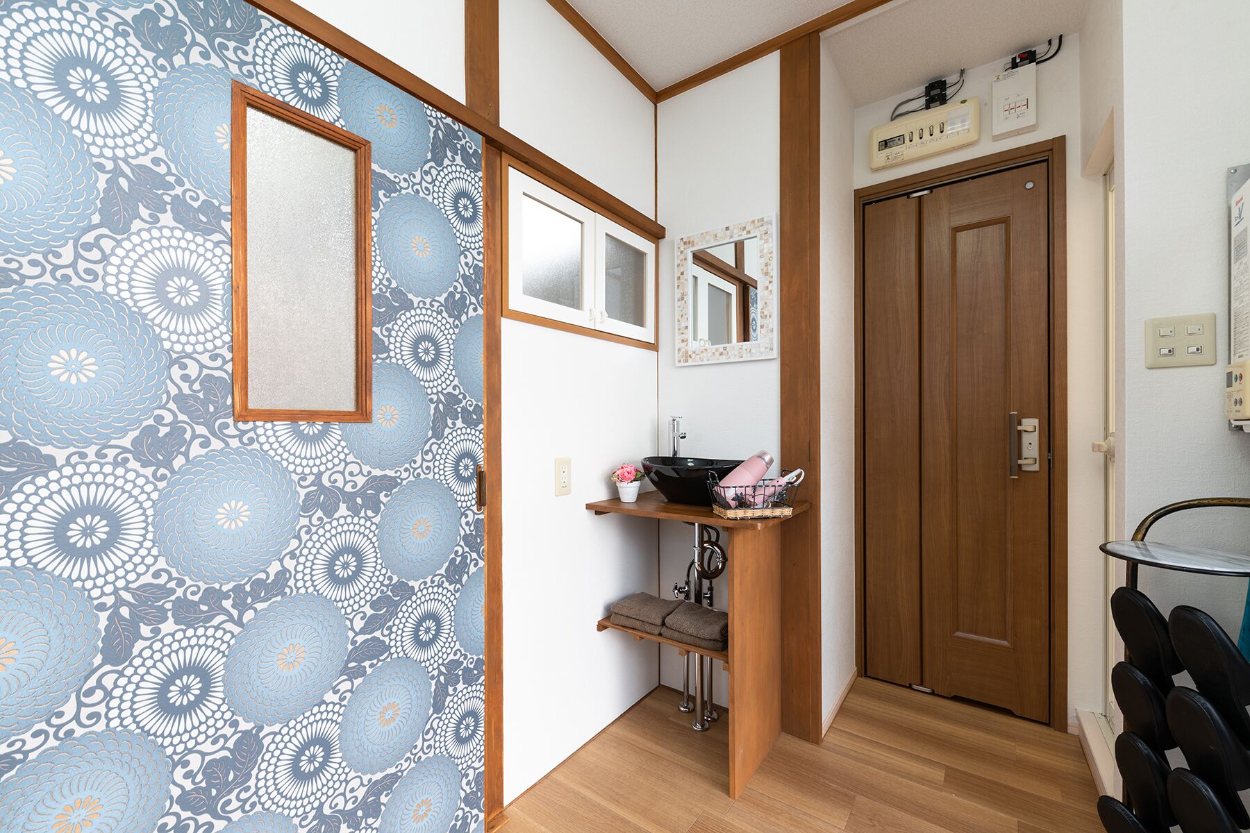 Casa básica | Banheiro | Secador de cabelo, chinelos, bidê, toalhas de banho