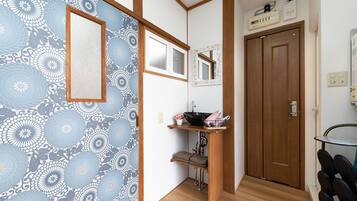 Casa básica | Banheiro | Secador de cabelo, chinelos, bidê, toalhas de banho