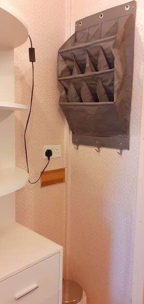 Suihkun ja ammeen yhdistelmä, hiustenkuivaaja, pyyhkeet