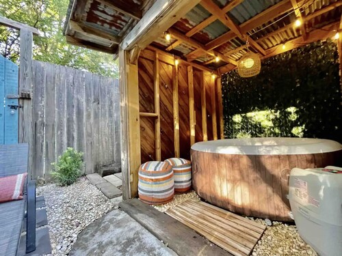 TheStudio@MonticelloPark-CowboyPool+Hottub+KingBed