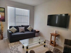 Smart TV - Entire 3bd Home Close to Calgary YYC Airport (Calgary)