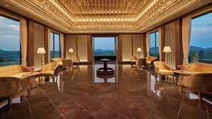 A luxurious lobby with a high ceiling, chandeliers, and a central table. - Mementos By ITC Hotels Ekaaya Udaipur (Udaipur)