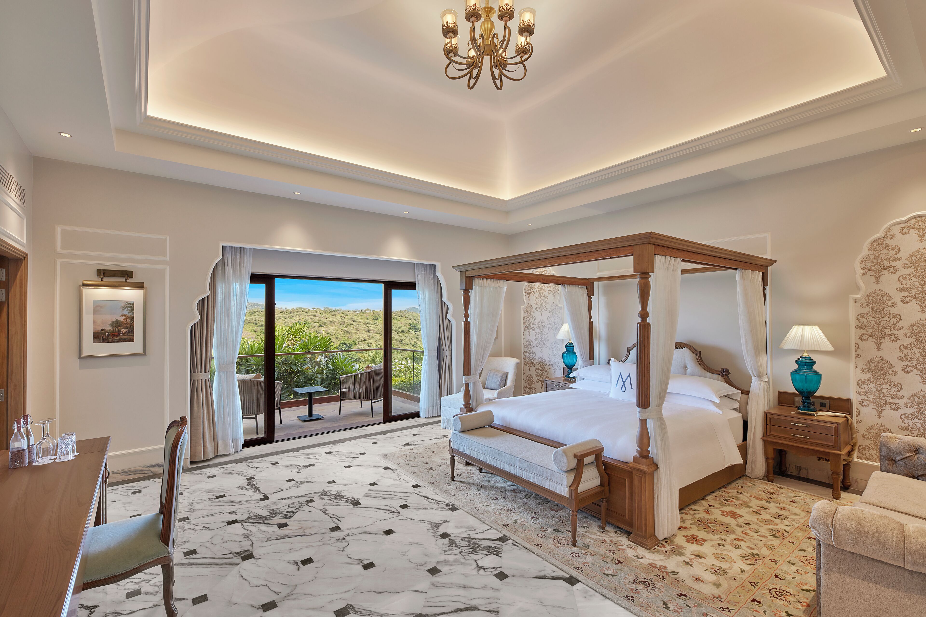 Ropa de cama de alta calidad, cubrecamas y artículos del minibar gratis 