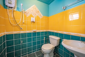 Douche, sèche-cheveux, serviettes fournies, savon