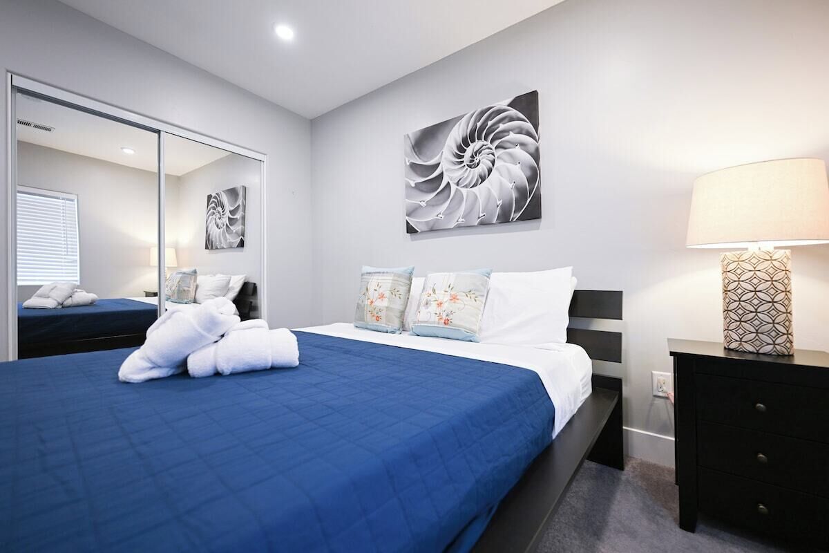 3 habitaciones y tabla de planchar con plancha 