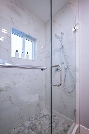 Badewanne, Haartrockner, Shampoo