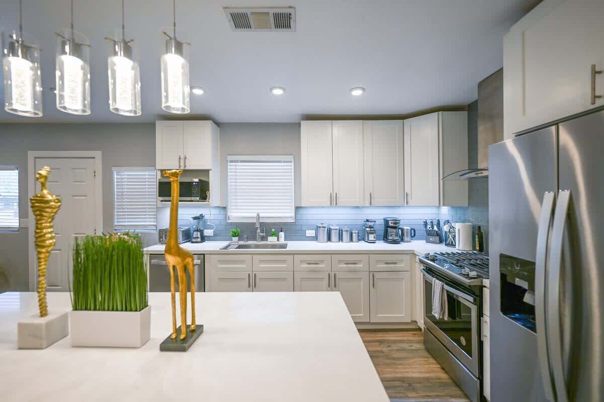 Geladeira, micro-ondas, fogão, cooktop