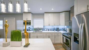 Geladeira, micro-ondas, fogão, cooktop