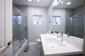 Baignoire, sèche-cheveux, shampoing