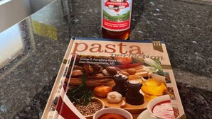 Un livre de recettes intitulé « 250 recettes pour prendre soin de soi » est posé sur le plan de travail de la cuisine.